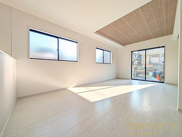 18.1帖のリビングです♪明るく、落ち着きのあるリビング♪ダイニングスペースも含めてゆとりのあるスペースで、ご家族でお食事や団らんしたり、ゆったりとしたご家族の時間を過ごせます♪