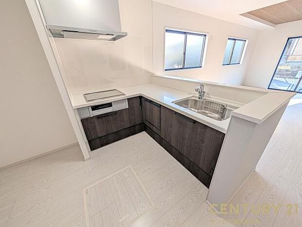 キッチンの天板には人工大理石を使用し、メンテナンスも楽です♪食器洗乾燥機やを標準装備♪カウンター付きで、リビングにいるご家族と会話を楽しみながらお料理が出来ます♪