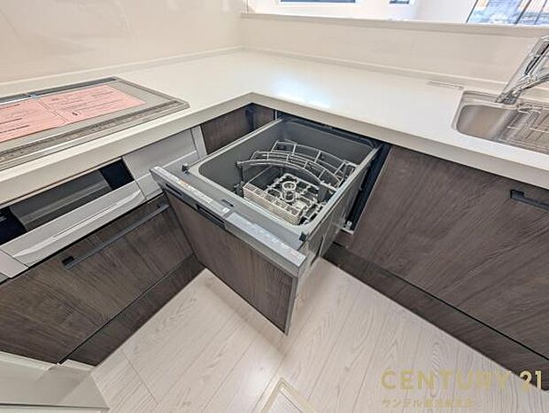 手荒れを防いで、家事の時間も削減できる食洗機付き♪高水温で洗浄をするので、衛生面的にも安心で♪片付けの時短にもなるので大活躍間違いなしです♪