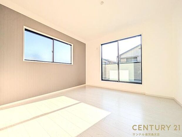 8.8帖の寝室です♪バルコニーとつながる寝室となっており大きな寝具やデスクなどを置いたりして趣味なども楽しめます♪二面から日が差し込みますので気持ちの良い目覚めができる素敵な寝室になります♪