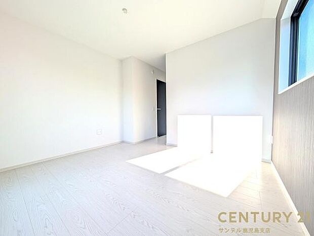 8.8帖の寝室です♪大きな寝具などを置いてもゆとりのありデスクなどを置いたりして趣味なども楽しめます♪しっかり日が差し込みますので気持ちの良い目覚めができる素敵な寝室になります♪