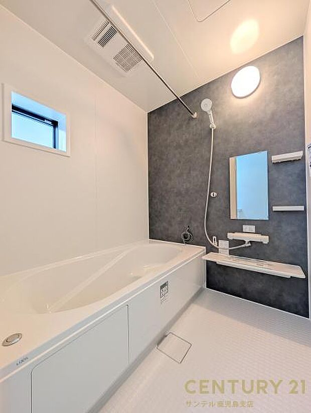 1日の疲れもゆっくり取ることのできる広々としたユニットバス♪浴室乾燥、涼風、暖房、換気システムが付いておりますので、快適なバスタイムを過ごせます♪