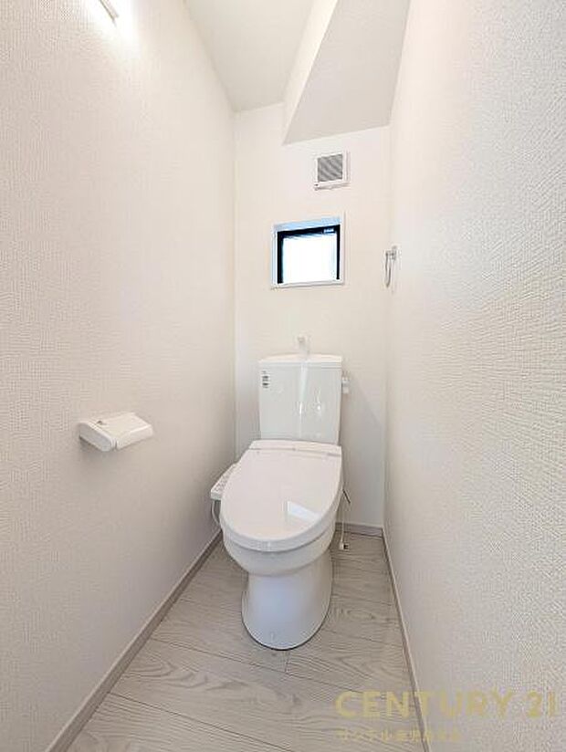 1階のウォシュレットが付いた広々として落ち着いた空間のお手洗いになります♪