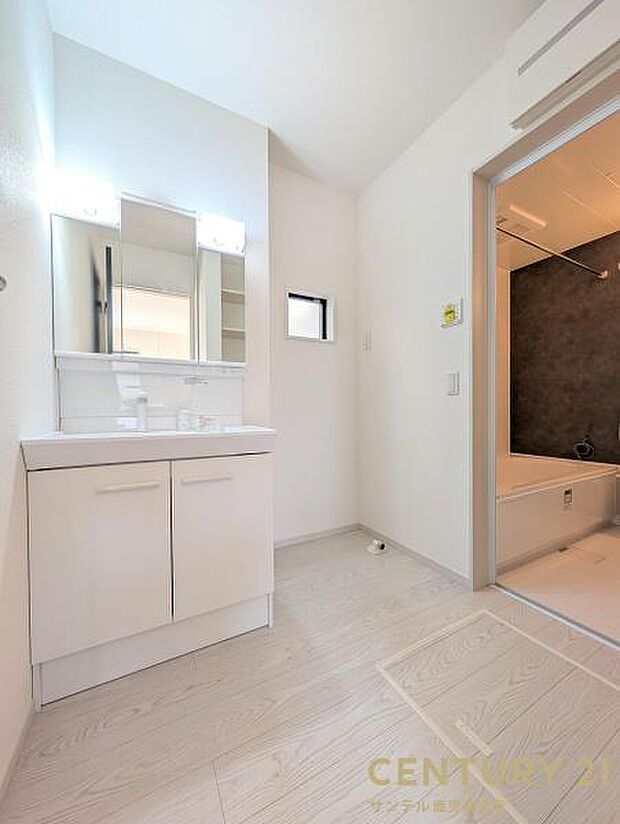 窓の付いた清潔感のあるシンプルな洗面脱衣所♪洗面台は、三面鏡の裏も収納スペースが付いており、シャワーヘッド付き！