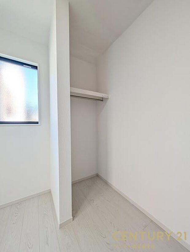 5.5帖子供部屋の収納スペースです♪丈の長いコートやお子様の制服、スーツなど収納でき、お洋服選びが楽しくなりますね♪