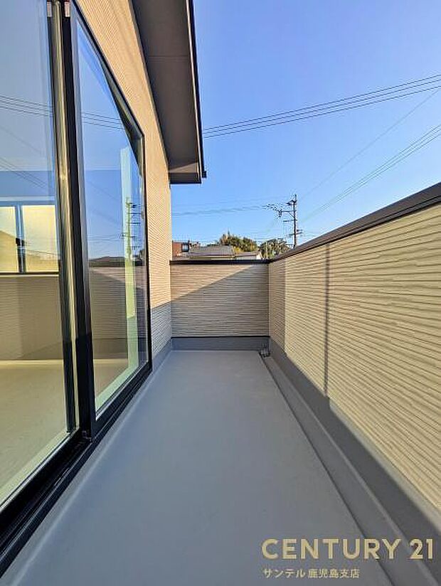 ぽかぽかした天気の良い日は、洗濯物を外で干すことが出来ます♪水栓も付いているので、バルコニーのお掃除も出来ます！