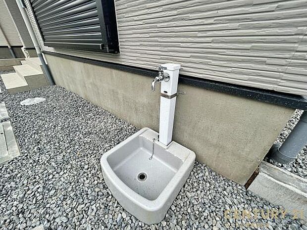 洗車やお掃除に利用できる屋外立水栓です♪特にお車は、降灰した後にすぐに洗い流せます！