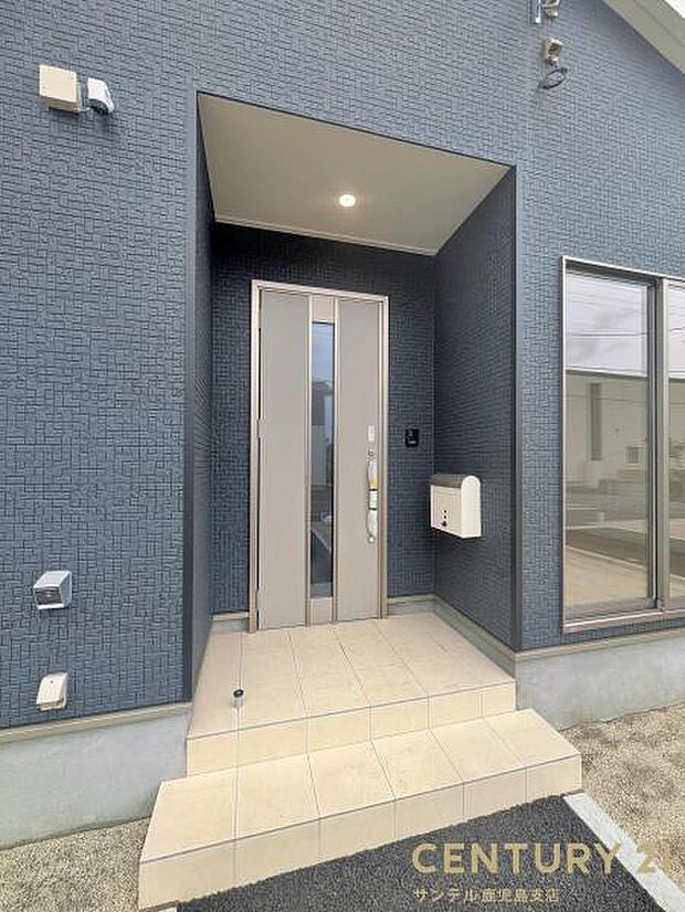 セキュリティ面でも安心なダブルロックドア玄関です♪屋根があるので、ちょっとした雨の日でも焦ることなく鍵や傘の開け閉めができます♪
