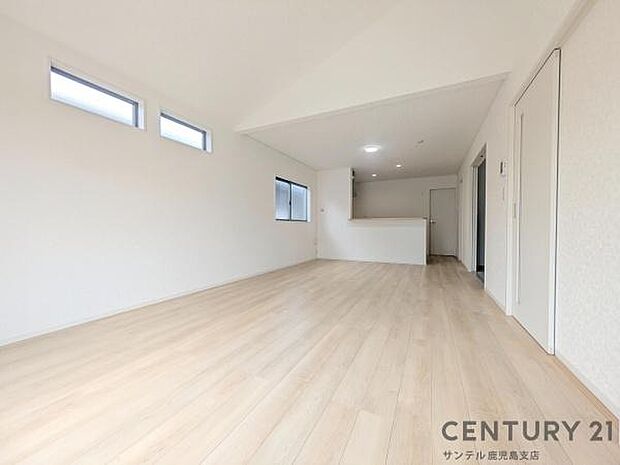 20帖のリビングです♪カウンターキッチンからリビングにいるご家族やお子様の様子が見えるので、コミュニケーションがとりながら、ご家族の大切な時間を共有できるリビングスペースです♪