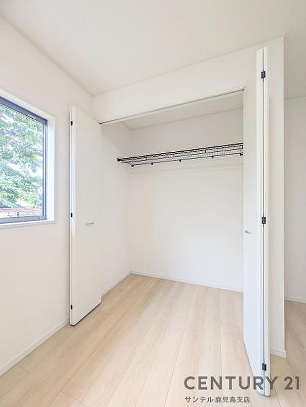 5帖洋室のクローゼットです♪丈の長いコートやお子様の制服、スーツなど収納でき、お洋服選びが楽しくなりますね♪