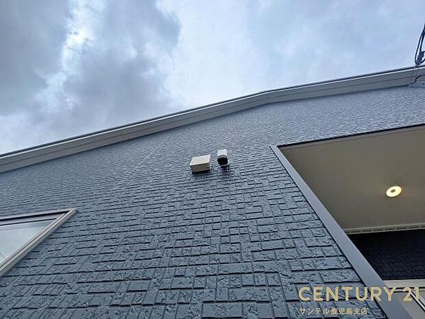 スマホアプリでいつでもどこでも確認できる防犯カメラ♪夜間は赤外線LEDで撮影、マイク付きで通話や録画でき、セキュリティー面も安心です♪