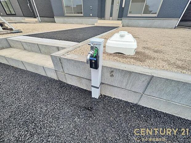 洗車やお掃除に利用できる屋外立水栓です♪特にお車は、降灰した後にすぐに洗い流せます!