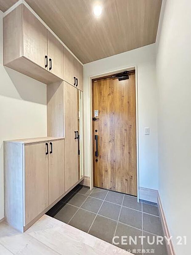 ご新居への出入り口になる明るい玄関には、たくさんの靴を収納できるシューズボックスが付いております♪いつも清潔感のあるすっきりとした玄関スペースを確保できますよ♪