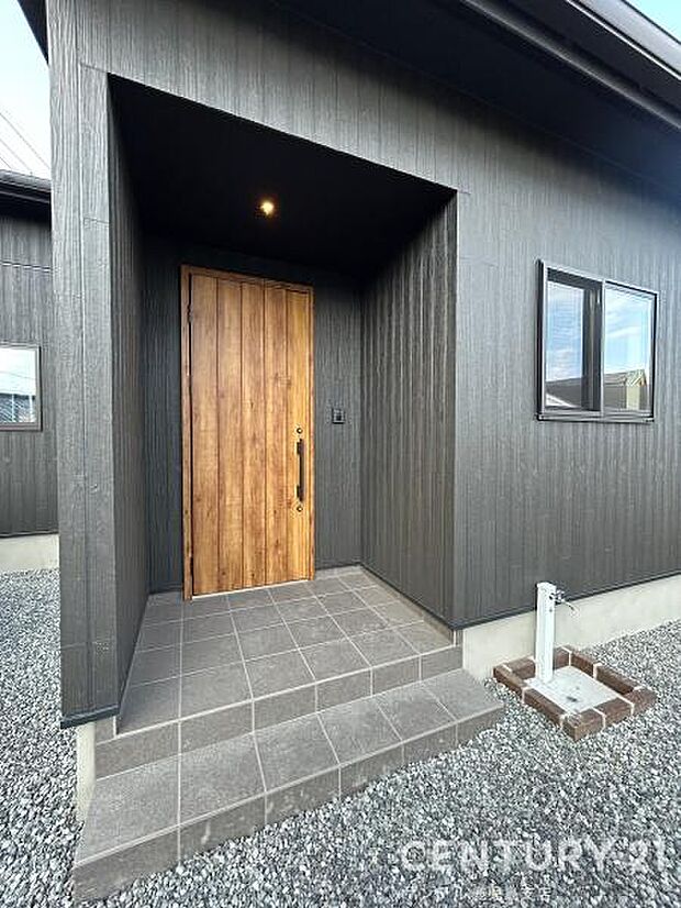 セキュリティ面でも安心なダブルロックドア玄関です♪屋根があるので、ちょっとした雨の日でも焦ることなく鍵や傘の開け閉めができます♪