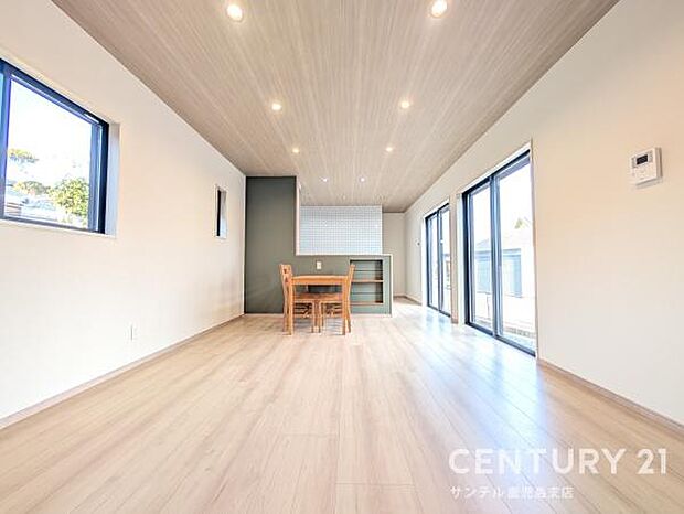 16帖のリビング♪カウンターキッチンからリビングにいるご家族やお子様の様子が見えるので、コミュニケーションがとりながら、ご家族の大切な時間を共有できるリビングスペースです♪