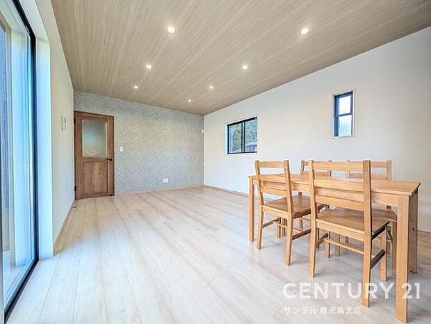 明るく、落ち着きのあるリビング♪ダイニングスペースも含めてゆとりのあるスペースで、ご家族でお食事や団らんしたり、ゆったりとしたご家族の時間を過ごせます♪