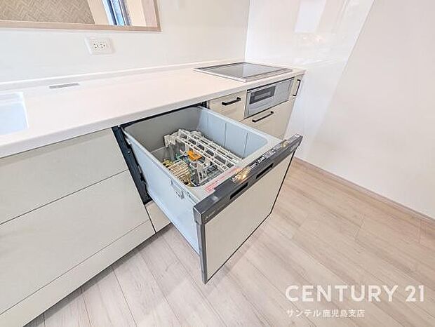 手荒れを防いで、家事の時間も削減できる食洗機付き♪高水温で洗浄をするので、衛生面的にも安心で♪片付けの時短にもなるので大活躍間違いなしです♪