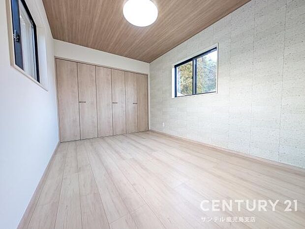 6.5帖の寝室です♪大きな寝具などを置いてもゆとりのありデスクなどを置いたりして趣味なども楽しめます♪しっかり日が差し込みますので気持ちの良い目覚めができる素敵な寝室になります♪