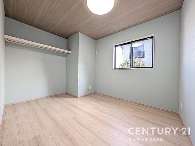 5.5帖の子供部屋になります♪お子様が成長しても使い続けられる、シンプルで落ち着きのあるカラーのお部屋です♪