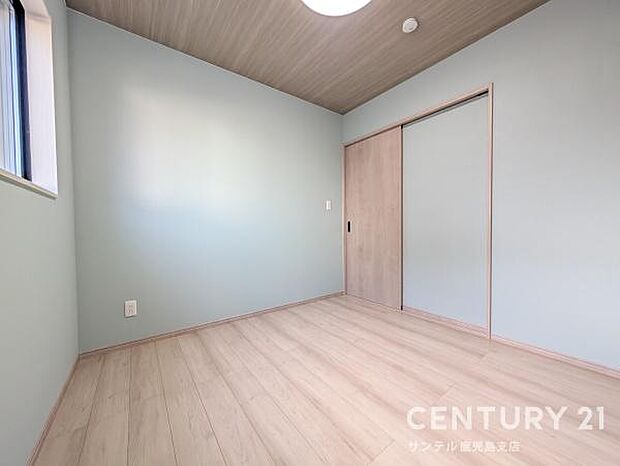 5.5帖の子供部屋になります♪お子様が成長しても使い続けられる、シンプルで落ち着きのあるカラーのお部屋です♪