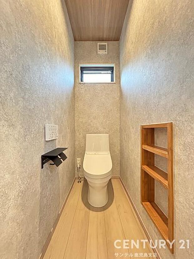 ウォシュレットが付いた広々として清潔感のある落ち着いた空間のお手洗いになります♪