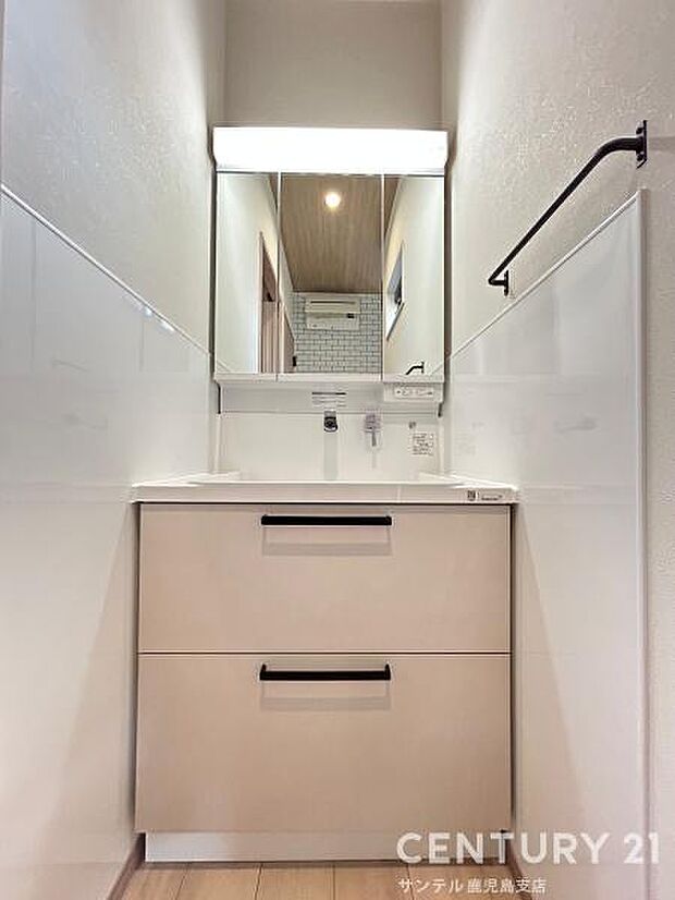 洗面化粧台は収納付きの三面鏡になってます♪朝のお忙しい時間帯でも三面鏡の洗面台ならお出かけ前のご準備も手助けしてくれること間違いなし♪