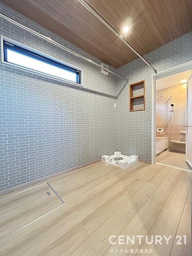 十分なスペースがある脱衣所兼洗濯機スペース♪室内干しが出来るよう、物干し棒が付いております♪