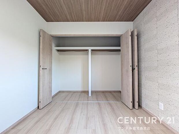 8畳寝室のクローゼットです♪余裕のある収納力で、丈の長いコートやスーツ、衣装ケースなどもクローゼットにそのまま収納でき、お洋服選びが楽しくなりますよ♪