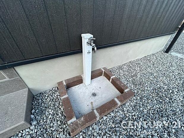 洗車やお掃除に利用できる屋外立水栓です♪特にお車は、降灰した後にすぐに洗い流せます！