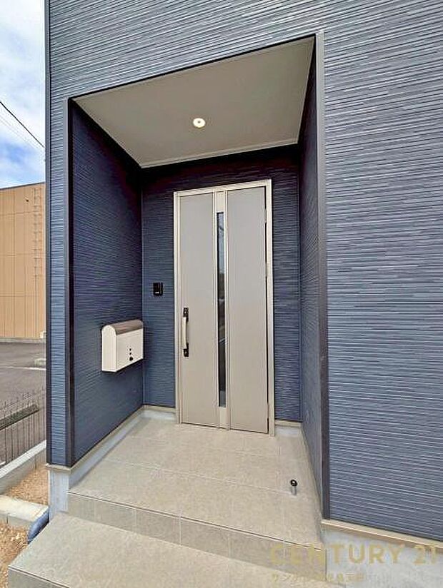 セキュリティ面でも安心なダブルロックドア玄関です♪屋根があるので、ちょっとした雨の日でも焦ることなく鍵や傘の開け閉めができます♪