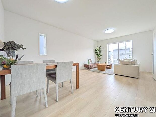 18帖のリビングです♪明るく、落ち着きのあるリビング♪ダイニングスペースも含めてゆとりのあるスペースで、ご家族でお食事や団らんしたり、ゆったりとしたご家族の時間を過ごせます♪