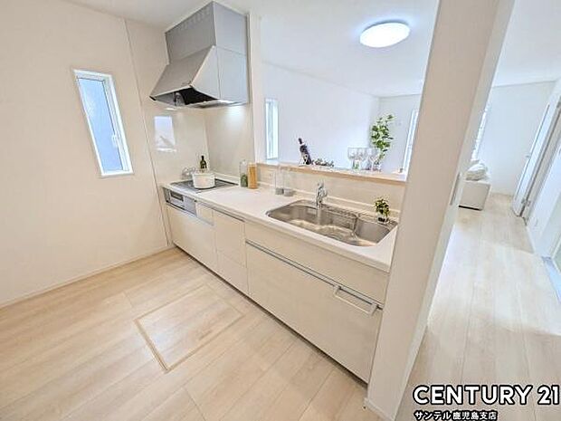 キッチンの天板には人工大理石を使用し、メンテナンスも楽です♪カウンターキッチンなので、リビングいるご家族と会話を楽しみながらお料理ができます♪オプションで食洗器を付けることができます♪