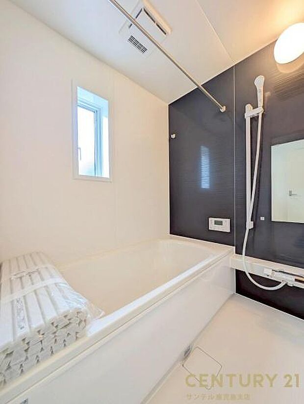 1日の疲れもゆっくり取ることのできる広々としたユニットバス♪浴室乾燥、涼風、暖房、換気システムが付いておりますので、快適なバスタイムを過ごせます♪