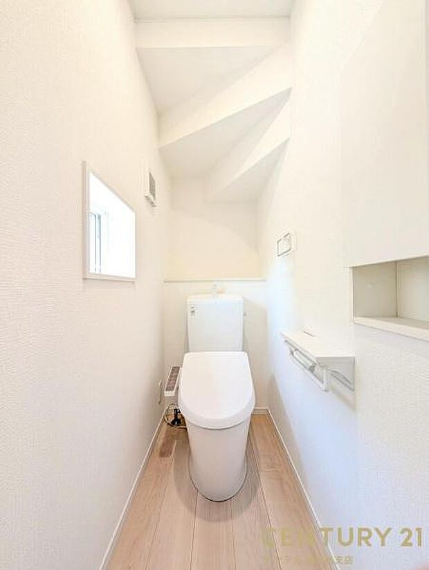 1階のウォシュレットが付いた広々として落ち着いた空間のお手洗いになります♪