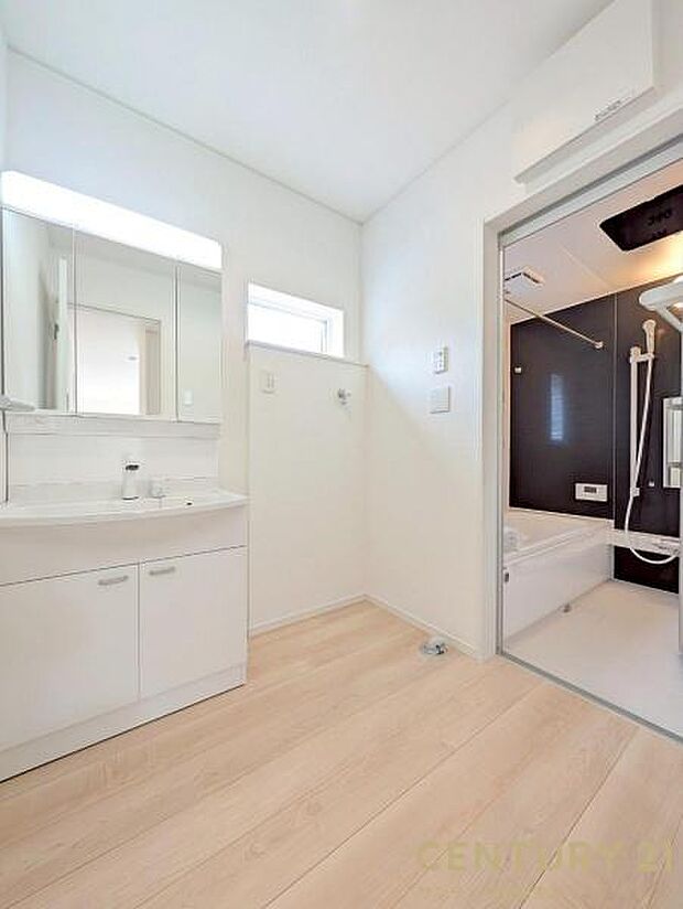 窓の付いた清潔感のある洗面脱衣所♪洗面台は、三面鏡の裏も収納スペースが付いており、シャワーヘッド付き！