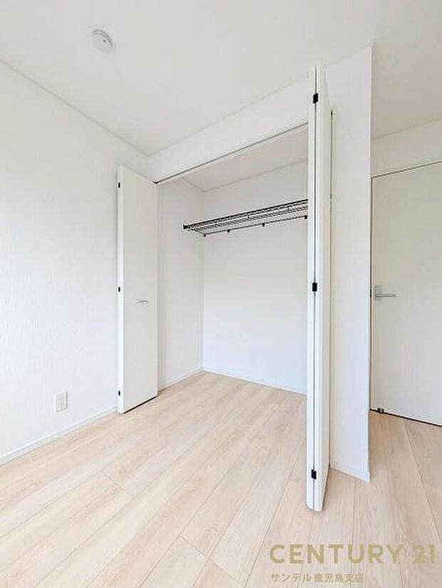 5帖洋室のウォークインクローゼットです♪丈の長いコートやスーツ、衣装ケースなどもクローゼットにそのまま収納でき、お洋服選びが楽しくなりますね♪