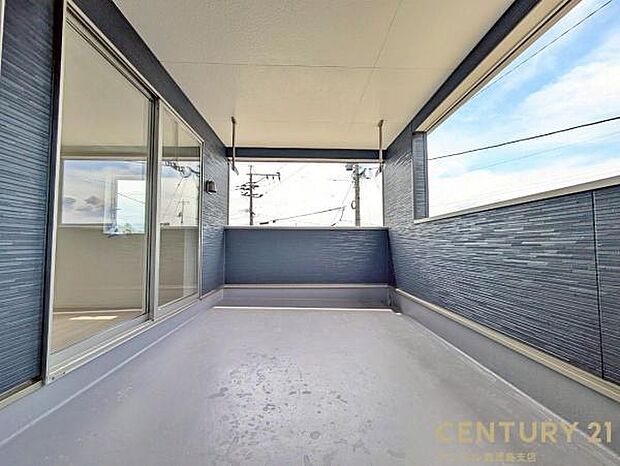 突然の雨や小雨でも安心して洗濯物を干せる広々としたインナーバルコニー♪洗濯物干し金具が付いております♪