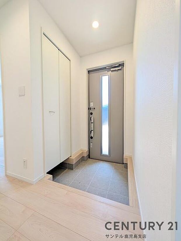 ご新居への出入り口になる明るい玄関には、たくさんの靴を収納できるシューズボックスが付いております♪いつも清潔感のあるすっきりとした玄関スペースを確保できますよ♪