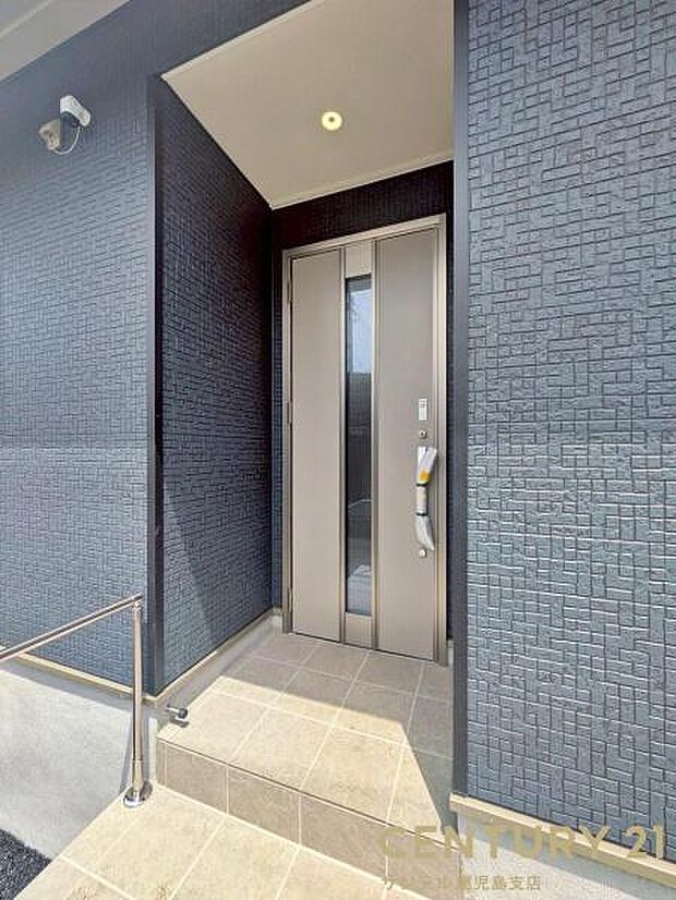 セキュリティ面でも安心なダブルロックドア玄関です♪屋根があるので、ちょっとした雨の日でも焦ることなく鍵や傘の開け閉めができます♪