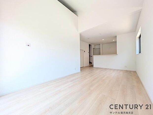 15.75帖のリビングです♪カウンターキッチンからリビングにいるご家族やお子様の様子が見えるので、コミュニケーションがとりながら、ご家族の大切な時間を共有できるリビングスペースです♪