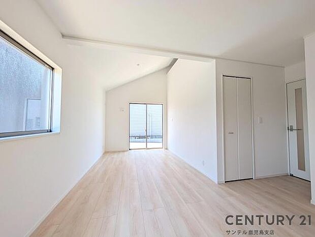 15.75帖のリビングです♪明るく、落ち着きのあるリビング♪ダイニングスペースも含めてゆとりのあるスペースで、ご家族でお食事や団らんしたり、ゆったりとしたご家族の時間を過ごせます♪