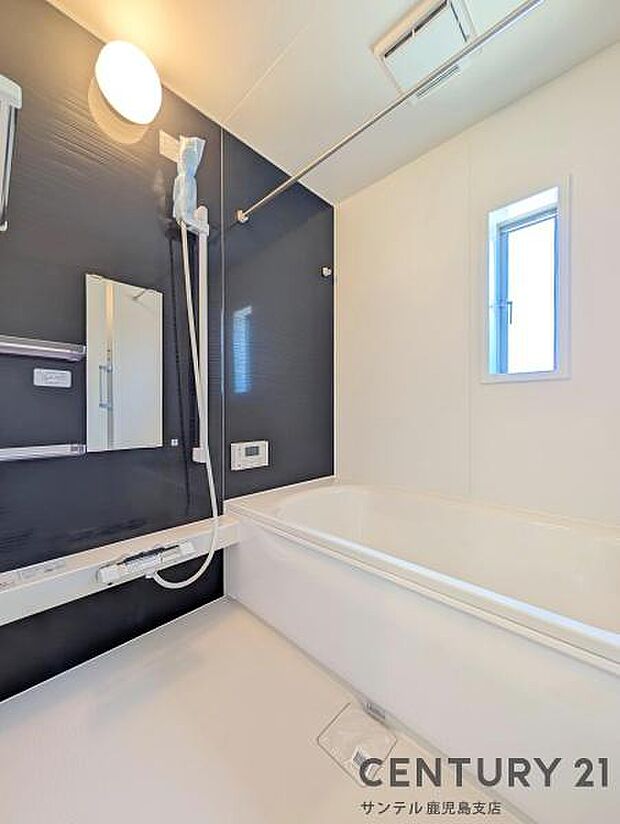 1日の疲れもゆっくり取ることのできる広々とした1坪タイプのシステムバス♪浴室乾燥、涼風、暖房、換気システムが付いておりますので、快適なバスタイムを過ごせます♪