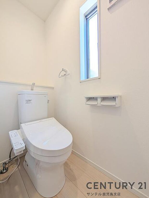 1階のウォシュレットが付いた広々として落ち着いた空間のお手洗いになります♪