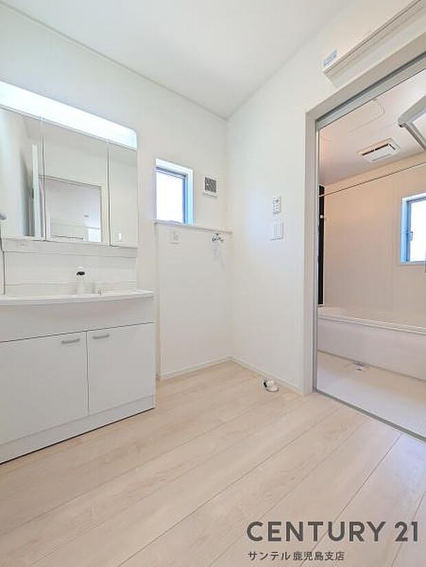 窓の付いた清潔感のあるシンプルな洗面脱衣所♪洗面台は、三面鏡の裏も収納スペースが付いており、シャワーヘッド付き！