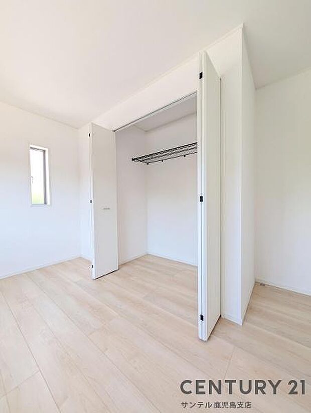 6.5帖洋室のクローゼットです♪丈の長いコートやお子様の制服、スーツなど収納でき、お洋服選びが楽しくなりますね♪