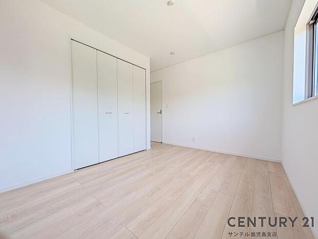 6.5帖の洋室です♪大きな寝具などを置いてもゆとりがあります♪しっかり日が差し込みますので気持ちの良い目覚めができる素敵な洋室になります♪