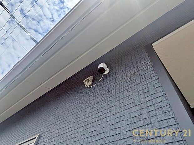 スマホアプリでいつでもどこでも確認できる防犯カメラ♪夜間は赤外線LEDで撮影、マイク付きで通話や録画でき、セキュリティー面も安心です♪