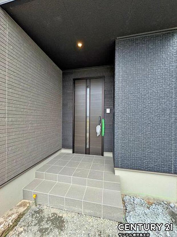 セキュリティ面でも安心なダブルロックドア玄関です♪屋根があるので、ちょっとした雨の日でも焦ることなく鍵や傘の開け閉めができます♪