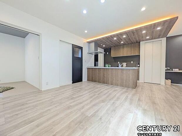 17帖のリビングです♪カウンターキッチンからリビングにいるご家族やお子様の様子が見えるので、コミュニケーションがとりながら、ご家族の大切な時間を共有できるリビングスペースです♪