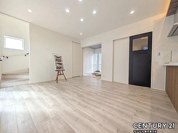 17帖のリビングです♪明るく、落ち着きのあるリビング♪ダイニングスペースも含めてゆとりのあるスペースで、ご家族でお食事や団らんしたり、ゆったりとしたご家族の時間を過ごせます♪